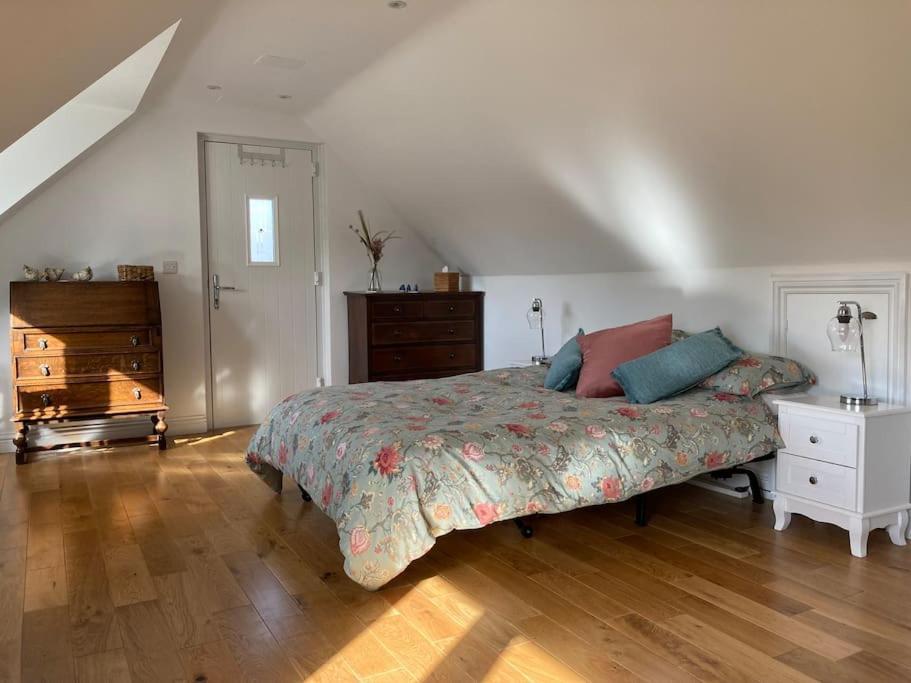 The Hideaway - Village Retreat With Woodland Views Smeeth 外观 照片